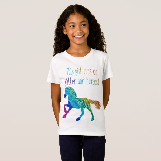 Dieses Mädchen läuft auf Glitzer und Pferden T-Shirt (Vorne ganz)