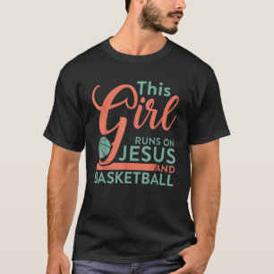 Dieses Mädchen läuft auf Jesus und Basketball Ball T-Shirt