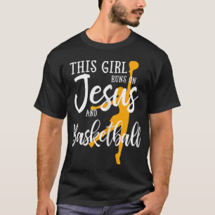 Dieses Mädchen läuft auf Jesus und Basketball Chri T-Shirt