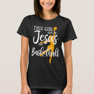 Dieses Mädchen läuft auf Jesus und Basketball Chri T-Shirt