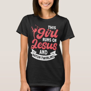 Dieses Mädchen läuft auf Jesus und Baton wirbeln 5 T-Shirt
