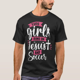 Dieses Mädchen läuft auf Jesus und Fußball Christl T-Shirt