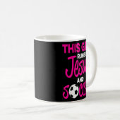 Dieses Mädchen läuft auf Jesus und Fußball Kaffeetasse (VorderseiteRechts)