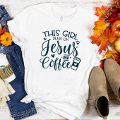 Dieses Mädchen läuft auf Jesus und Kaffee Christli T-Shirt