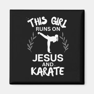 Dieses Mädchen läuft auf Jesus und Karate Christli Magnet