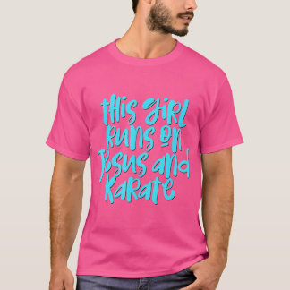 Dieses Mädchen läuft auf Jesus und Karate Shirt Ma
