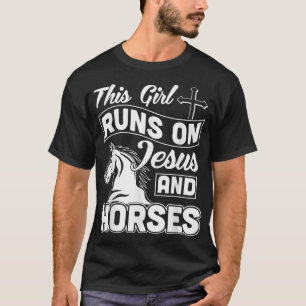 Dieses Mädchen läuft auf Jesus und Pferden Design. T-Shirt