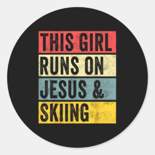 Dieses Mädchen läuft auf Jesus und Skifahren Skifa Runder Aufkleber