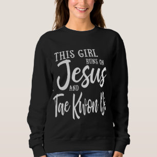 Dieses Mädchen läuft auf Jesus und Taekwondo Chris Sweatshirt
