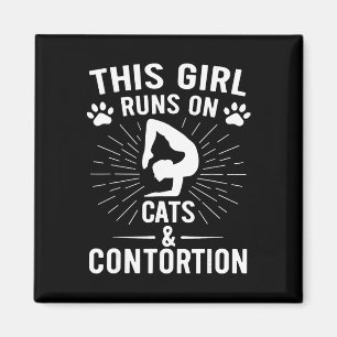 Dieses Mädchen läuft auf Katzen und Kontortion-Yog Magnet