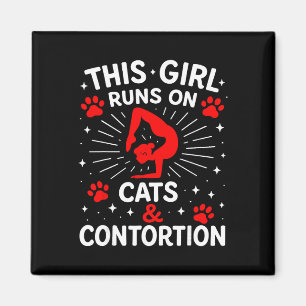 Dieses Mädchen läuft auf Katzen und Kontortionismu Magnet