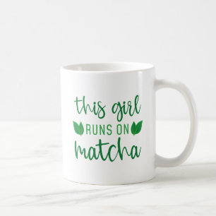 Dieses Mädchen läuft auf Matcha Kaffeetasse