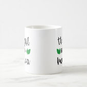 Dieses Mädchen läuft auf Matcha Kaffeetasse (Mittel)