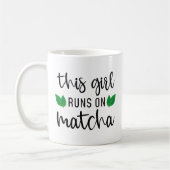 Dieses Mädchen läuft auf Matcha Kaffeetasse (Links)