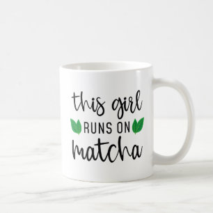 Dieses Mädchen läuft auf Matcha Kaffeetasse