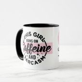 Dieses Mädchen läuft auf Sarcasm und Kaffee-Tasse Tasse (Vorderseite Links)