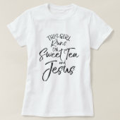 Dieses Mädchen läuft auf süßen Tee und Jesus Shirt (Design vorne)