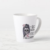 Dieses Mädchen Liebe Halloween Milchtasse (Rechte Ecke)