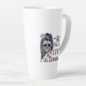 Dieses Mädchen Liebe Halloween Milchtasse (Rechte Ecke)