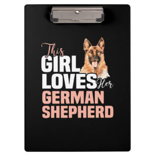 Dieses Mädchen Liebe ihren deutschen Schäferhund Klemmbrett