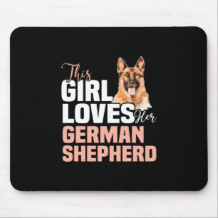 Dieses Mädchen Liebe ihren deutschen Schäferhund Mousepad