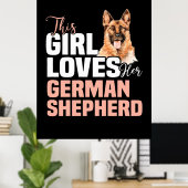 Dieses Mädchen Liebe ihren deutschen Schäferhund Poster (Heimbüro)