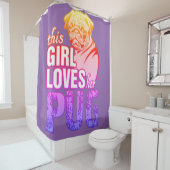 Dieses Mädchen Liebe ihren Mops Duschvorhang (Beispiel)