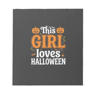Dieses Mädchen liebt Halloween-Typografie SVG-Desi Notizblock