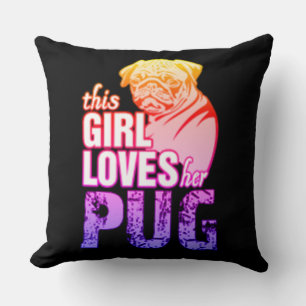 Dieses Mädchen liebt ihren Pug Kissen