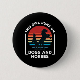 Dieses Mädchen rennt auf Hunden und Pferden, die R Button