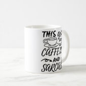 Dieses Mädchen spielt auf Koffein und Sarcasm Kaffeetasse (VorderseiteRechts)