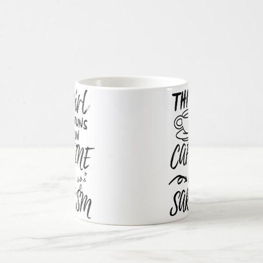 Dieses Mädchen spielt auf Koffein und Sarcasm Kaffeetasse (Mittel)