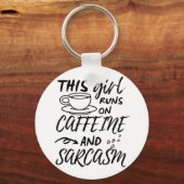 Dieses Mädchen spielt auf Koffein und Sarcasm Schlüsselanhänger (Vorderseite)