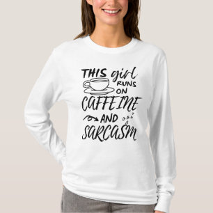Dieses Mädchen spielt auf Koffein und Sarcasm T-Shirt