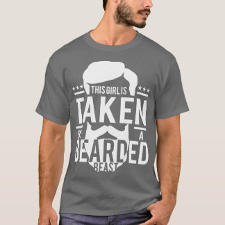 Dieses Mädchen wird von einem bärtigen Mann genomm T-Shirt