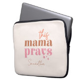 Dieses Mama Prays - rustikales Boho Design Laptopschutzhülle (Vorderseite Links)