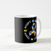 Dieses Tee mit Autismus Puzzle Slogan "Teach Accep Kaffeetasse (VorderseiteRechts)