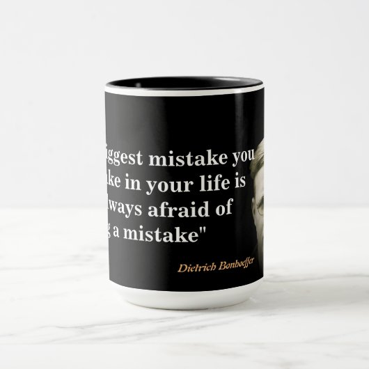 Dietrich Bonhoeffer Zitat zum größten Fehler Tasse (Zentrum)