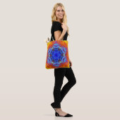 Digital Mandala Blue Orange und Yellow Tasche (Am Model)