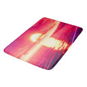 Digital Synthwave Sunset Sea Reflection Badematte (Schrägansicht)