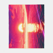 Digital Synthwave Sunset Sea Reflection Fleecedecke (Vorderseite)