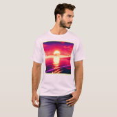 Digital Synthwave Sunset Sea Reflection T-Shirt (Vorne ganz)