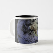 Digital verbesserte Abbildung der Vollerde Zweifarbige Tasse (Vorderseite Links)