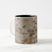 Digital-Wüsten-Tarnung kundengerecht Zweifarbige Tasse (Vorderseite Links)