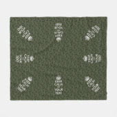 Digitale Camouflage Behalte Ruhe und Text Fleecedecke (Vorderseite (Horizontal))