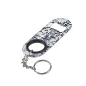 Digitale Camouflage-Dekoration im urbanen Stil Schlüsselbund Flaschenöffner (Rückseite Schrägansicht)