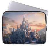 Digitale Fantasy-Burg in den Bergen Laptopschutzhülle (Vorderseite)