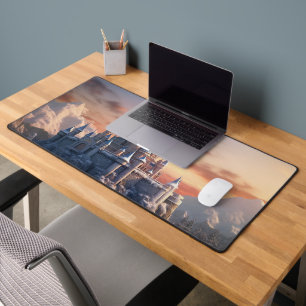 Digitale Fantasy-Burg in den Bergen Schreibtischunterlage