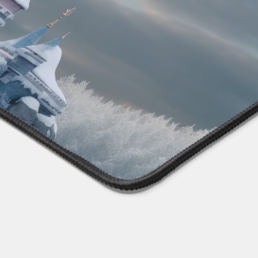 Digitale Fantasy-Burg in den Bergen Schreibtischunterlage (Ecke)