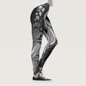 Digitale Fluid Art aus schwarzem und weißem Marmor Leggings (Rechts)